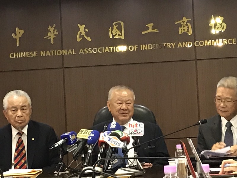 商協進會理事長林伯豐與行政院長蘇貞昌21日舉辦工商早餐會,林伯豐會後回應取消印花稅進展、兩岸經貿、能源等議題。(photo by 吳婉瑜/台灣醒報)