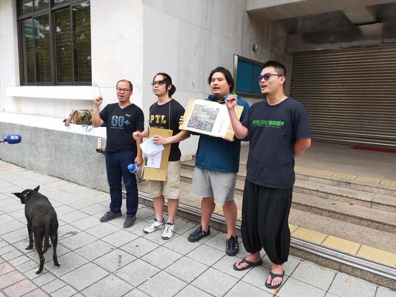 數名環團與學生代表21日呼籲學生響應星期五罷課運動,讓政府與世界看見台灣學生關注氣候變遷議題。(Photo by 呂翔禾/台灣醒報)