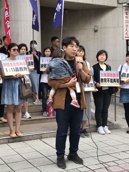 教團與家長代表21日呼籲立法院盡速通過調降師生比修法。(photo by 吳婉瑜/台灣醒報)
