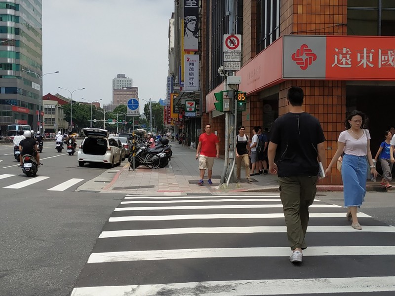 中央氣象局表示,27日將有鋒面逐漸接近,雖然高溫仍在30度左右,但午後各地降雨機率將會提高。(photo by 張朝瑋/台灣醒報)
