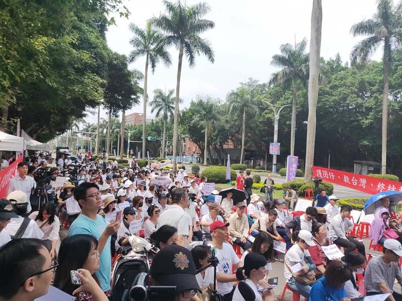 多個家長團體26日在教育部門口抗議,呼籲教育部增加考試名額,調整現有多元入學方案。(Photo by 呂翔禾 /台灣醒報)