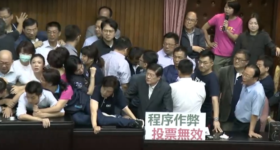 藍綠委28日為李進勇任中選會主委的人事案上演攻防戰,藍委由蔣萬安帶頭佔主席台。(photo by 網路截圖)