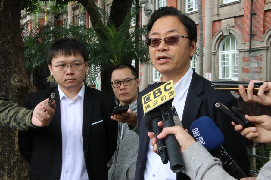 前行政院長張善政29日偕同核能流言終結者創辦人黃士修赴監察院陳情。(photo by施養正/台灣醒報)