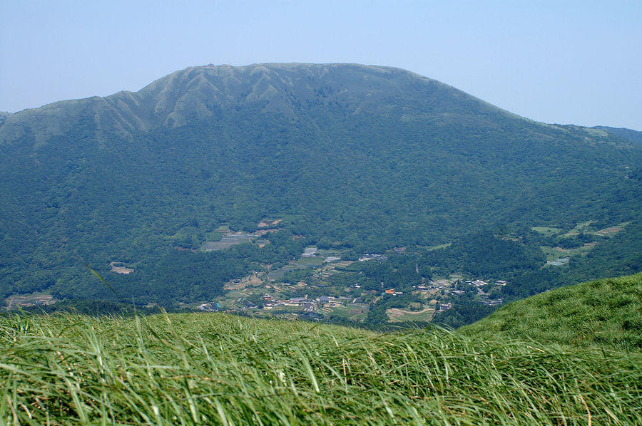 中研院監測到大屯山每18分鐘地震一次的類似心跳,推翻大屯山是休眠火山的定論。(photo by Wikipedia)