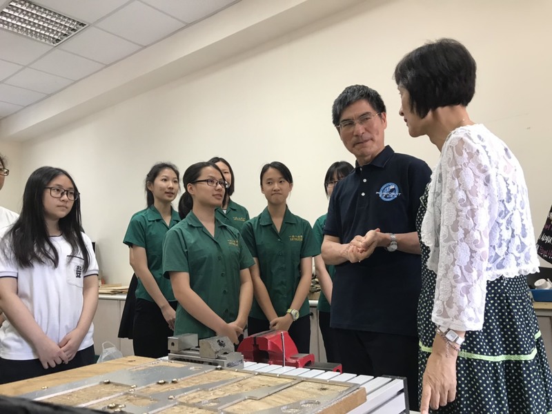 陳良基30日訪北一女,參加「與AI對話」競賽賽後活動。(photo by 吳婉瑜/台灣醒報)