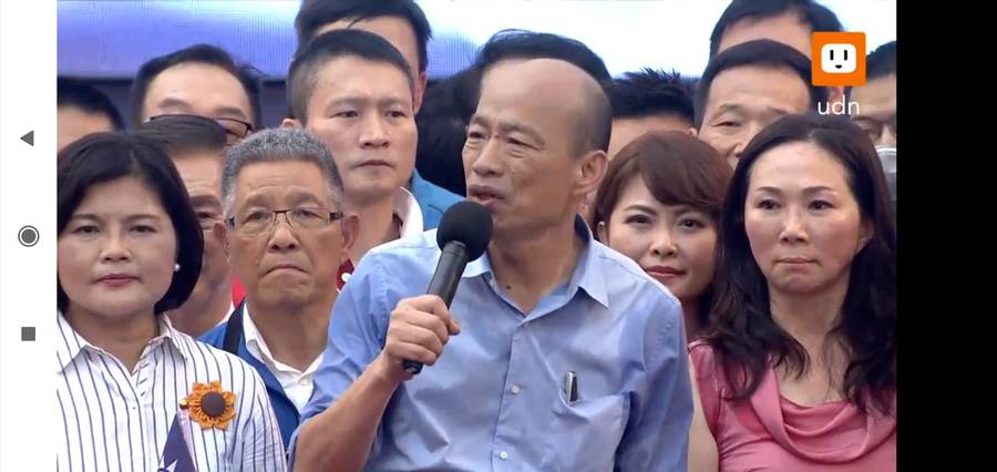 高雄市長韓國瑜在國旗隊簇擁下,花了十五分鐘大進場,韓國瑜偕妻子李佳芬上台發表演說。(電視截圖)