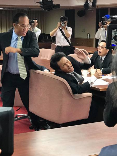 台劇國際橋牌社劇組2日搬到立法院內取景,更大演委員爭執、動手動腳的大戲碼。(photo by 宋秉謙/台灣醒報)