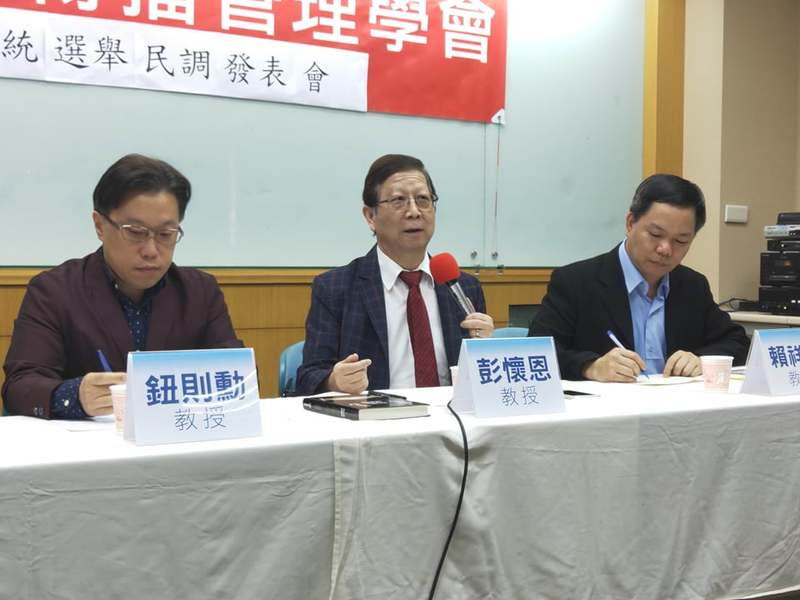 中華傳播管理學會3日發布總統大選民調,顯示國民黨沒有因為民進黨執政不利,在支持度上具有明顯優勢。(Photo by 呂翔禾/台灣醒報)