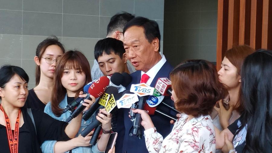 圖說:郭台銘強調比金融風暴更大的風暴即將襲來,但藍綠間看法仍相當分歧。(photo by 台灣醒報/何豪毅)
