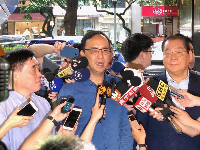 朱立倫在5人小組協調會後受訪,雙方表示相談愉快。(photo by張元融/台灣醒報)
