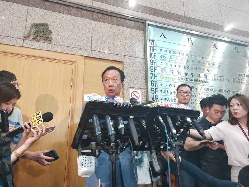 鴻海董事長郭台銘會後受訪表示,黨中央對於初選辦法似乎早有定見,他覺得很遺憾。(Photo by 呂翔禾/台灣醒報)