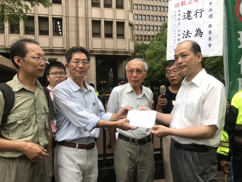 中選會選務處副處長出面接受陳情書。(photo by 吳婉瑜/台灣醒報)
