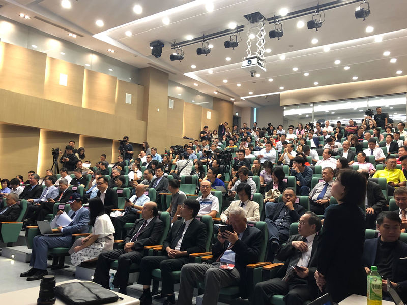 現場都是來自於中部地方重要的傳統製造業大廠,包括上銀、台中精機等公司負責人皆親到現場。郭台銘主張「政治要為經濟服務」,以後他就是替大家服務的人。(photo by 台灣醒報/劉東皋)