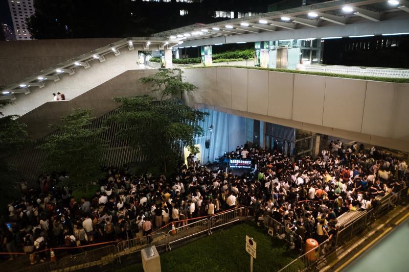 香港基督教社關團契主辦的首場「免於被擄的恐懼,同為這城求平安」晚禱會10日晚在政總旁邊舉行,有數百人出席。(時代論壇圖片)