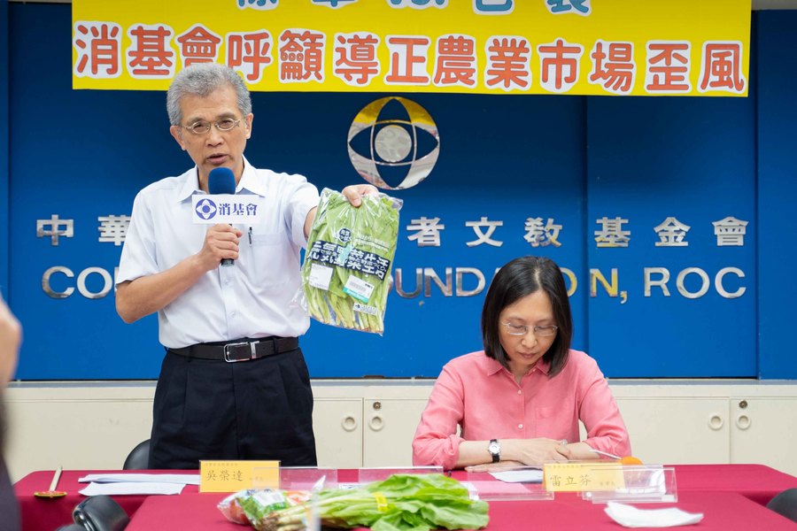 消基會秘書長吳榮達表示,該項元氣家蔬菜產品,包裝外觀有八成都是日文。(photo by張元融/台灣醒報)