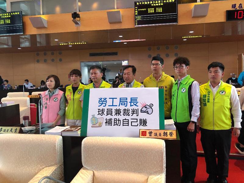 民進黨議員砲火猛烈指責勞工局長介入總工會選舉,盧秀燕為市府「公親變事主」擔起責任道歉。(photo by 劉東皋/台灣醒報)