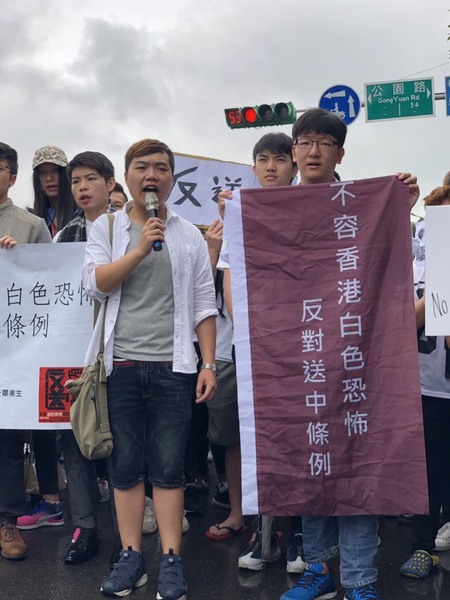 數十名在台港生13日在總統府前舉行記者會,隨後由張俊豪等十名代表進入總統府遞交陳情書。(photo by 張元融/台灣醒報)