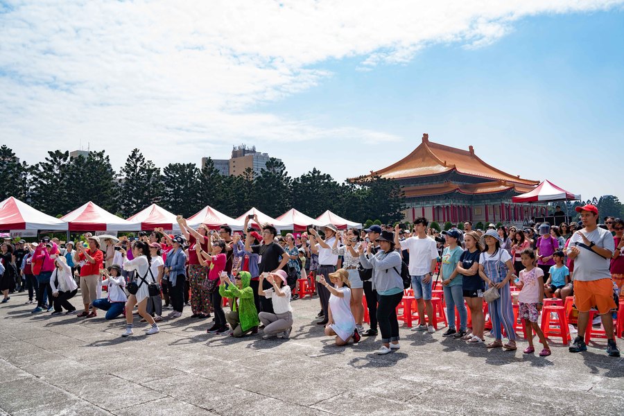 艷陽高照,台下數百位參與者熱情不減。(photo by張元融/台灣醒報)