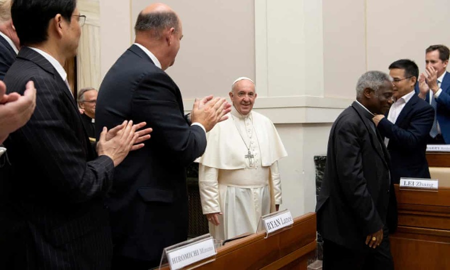 教宗方濟各會晤石油公司和環團代表(photo by The Guardian)