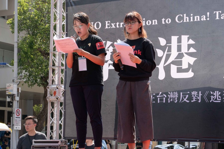 香港學生及畢業學生反逃犯條例關注組長何泳彤(右)及台大學生會長吳奕柔(左),共同以中文、粵語和英語宣讀聲明。(photo by張元融/台灣醒報)
