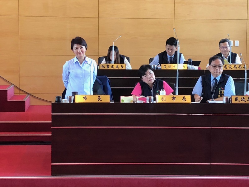 經主席裁示後,盧市長與中市府局處長們皆被「請」出市議會議場(photo by 劉東皋/台灣醒報)