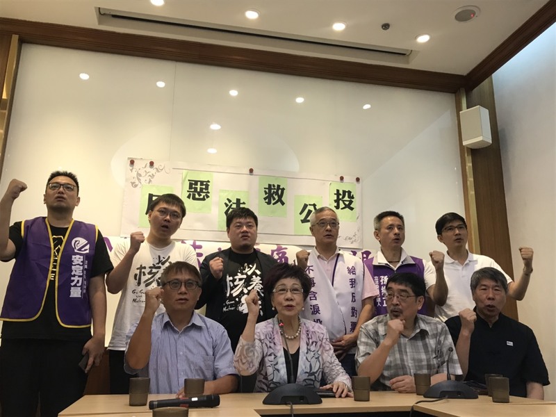 不滿公投修法,(左起)吳景欽、呂秀蓮、施正鋒、張亞中等人提出三大主張。(photo by吳婉瑜/台灣醒報)