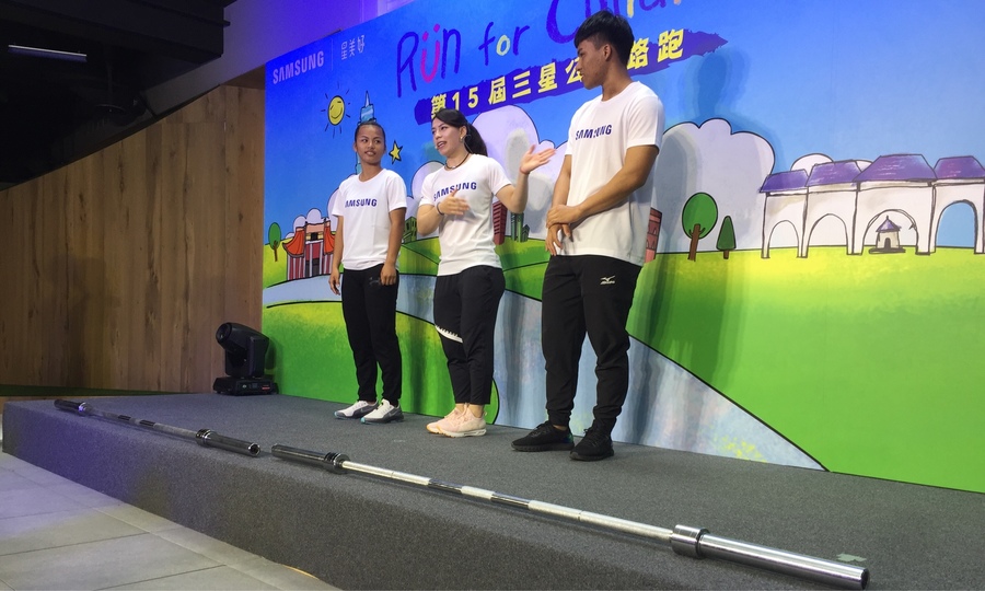 郭婞淳親授晚輩舉重獨門訓練心法。(photo by鄭吉峻/台灣醒報)