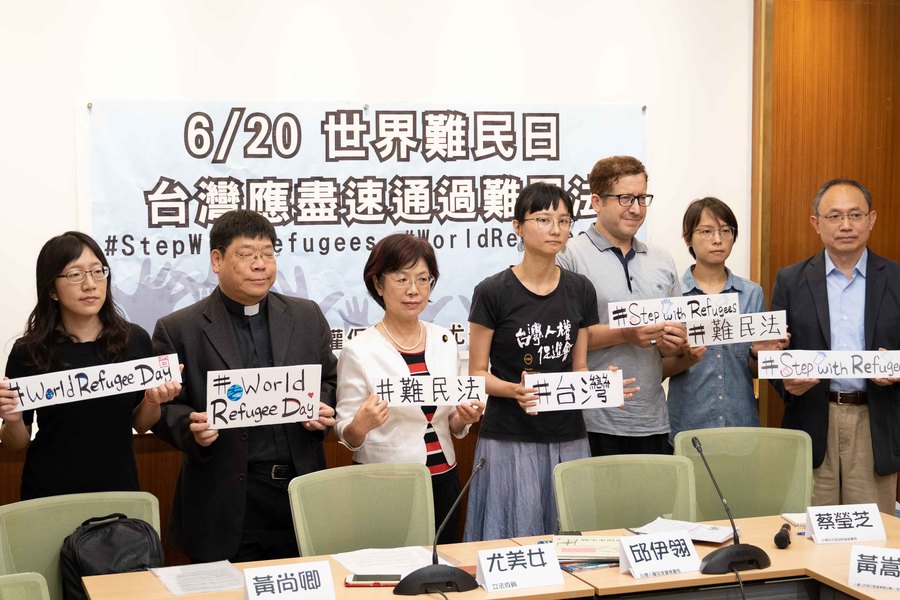 台灣人權促進會、人權公約施行監督聯盟、西藏台灣人權連線、同志諮詢熱線、台灣基督長老教會、親子共學教育促進會等團體於20日舉行記者會,呼籲台灣盡速通過難民法,建立難民審查及保護機制。(photo by張元融/台灣醒報)