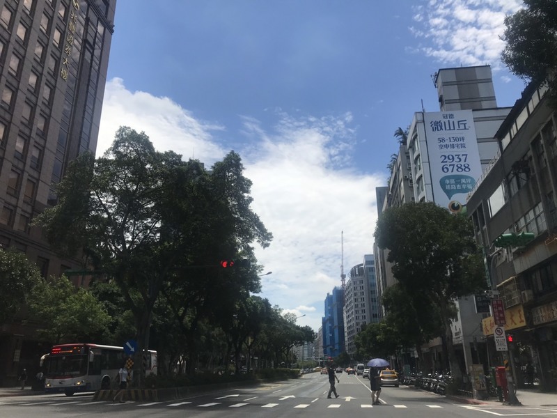 高溫炎熱的天氣到周六,氣象局指出,22日有新一波鋒面接近,23日北台灣將有明顯雨勢,高溫略降。(photo by 吳婉瑜/台灣醒報)