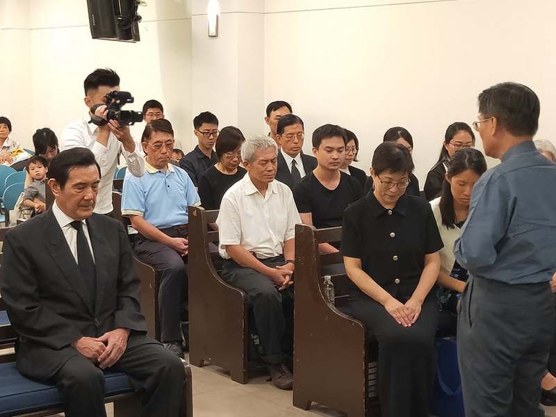 許多弟兄、官員、看過劉屏文章的人22日都來到劉屏的追思會,為他跟他的家人祝福、禱告,願他們一家人與上帝同在。(Photo by 呂翔禾/台灣醒報)