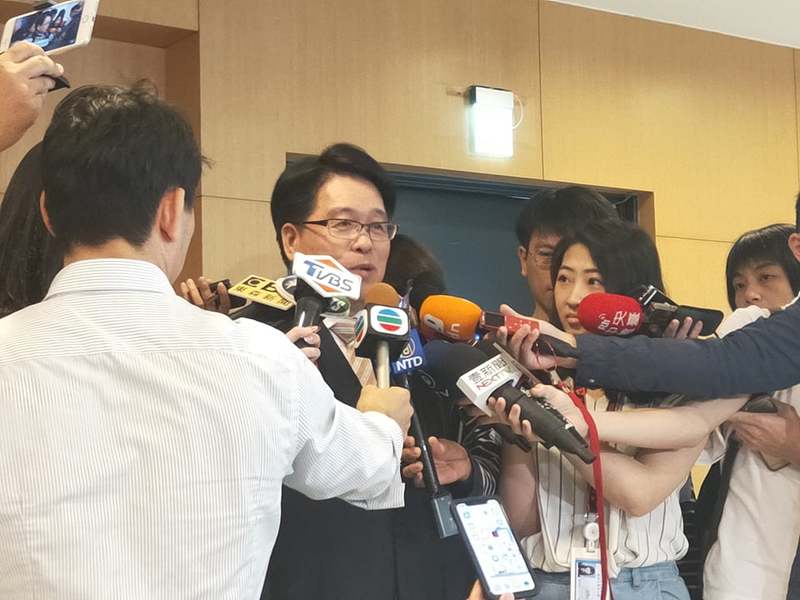 游盈隆提到,蔡英文雖然6月民調近年來首度滿意度大於不滿,不過後續仍要觀察重要議題是否持續發酵。(Photo by 呂翔禾/台灣醒報)