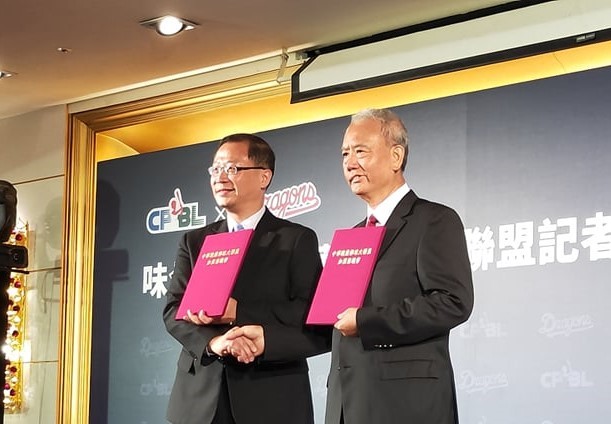 吳志揚與魏應充交換加盟證書,象徵味全龍正式重返中華職棒。(Photo by 呂翔禾/台灣醒報)