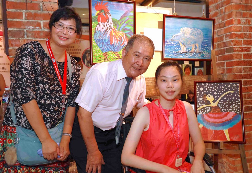 圖說:蕎喬(右一)心中最大的願望就是「真正的會走路」,因此將希望寄情於畫作《跳舞的女孩》。(photo by張元融/台灣醒報)
