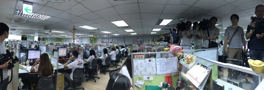 圖說:辛苦的攝影大哥們。