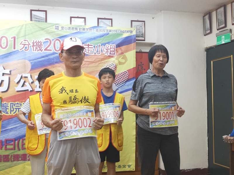 簡文仁與紀政現場示範如何正確健走與健走前的熱身注意事項。(Photo by 呂翔禾/台灣醒報)