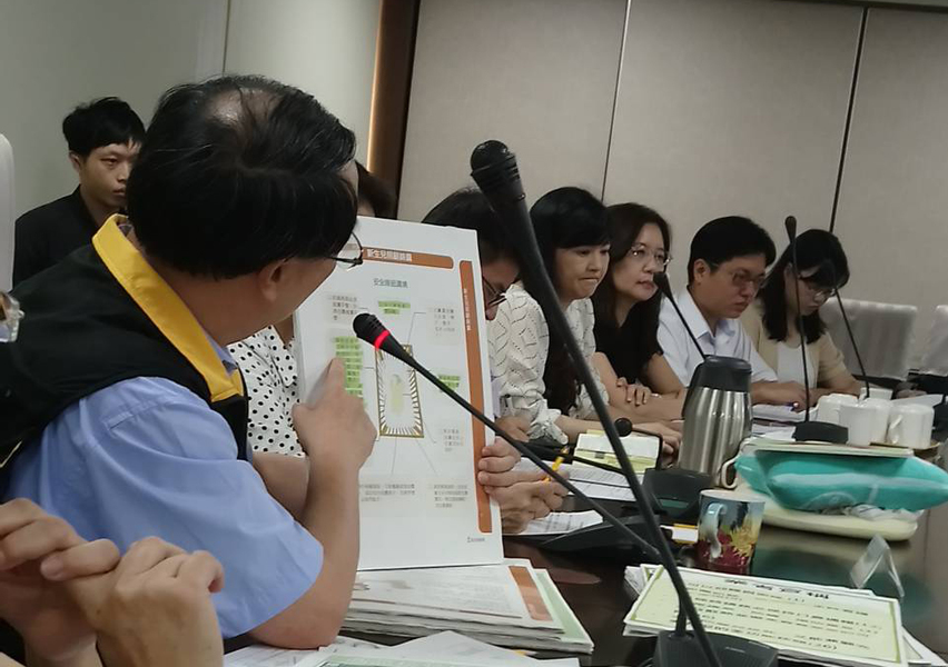 王德明消保官示範嬰兒床枕頭擺放位置。(photo by林怡均/台灣醒報)