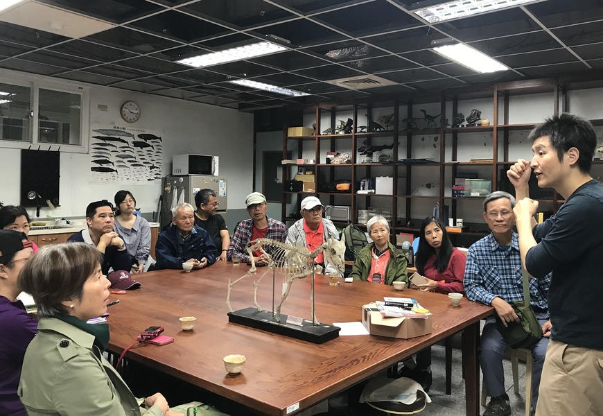 蔡政修(右1)表示,台灣的古生物潛力比想像中還高,甚至有機會拍攝台灣版的「侏儸紀世界」式的史詩級電影。(Photo by 台大古脊椎-Fossil Lab 508臉書粉絲團)