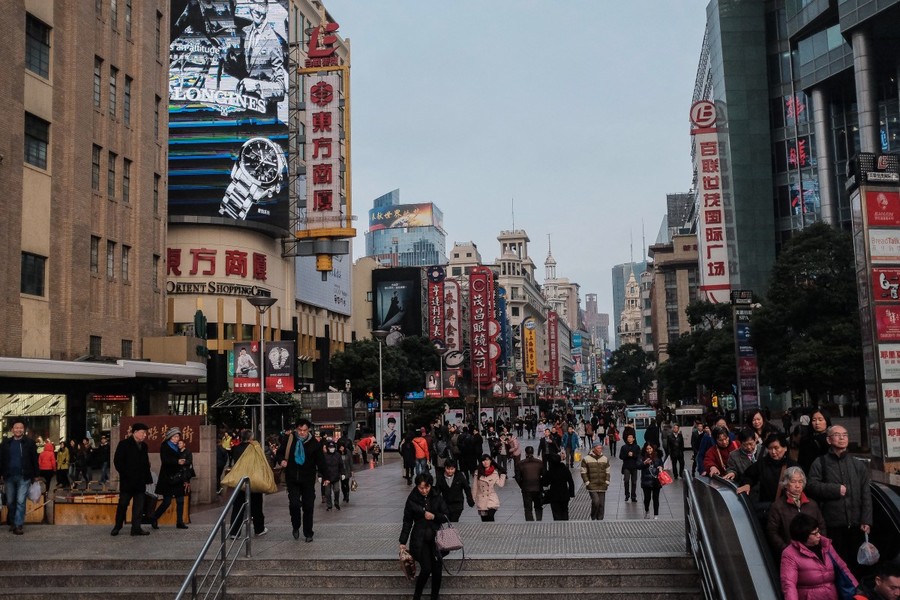 中國要提振經濟、鼓勵消費,將會發行更多債務。 (photo by PxHere under CC license)