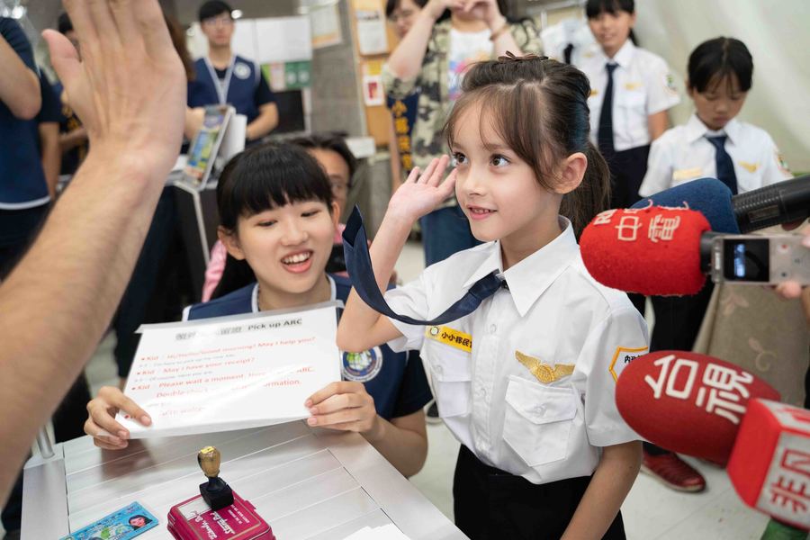 美國新住民二代小小移民官,演練辦理外僑居留證的發證程序。(photo by張元融/台灣醒報)