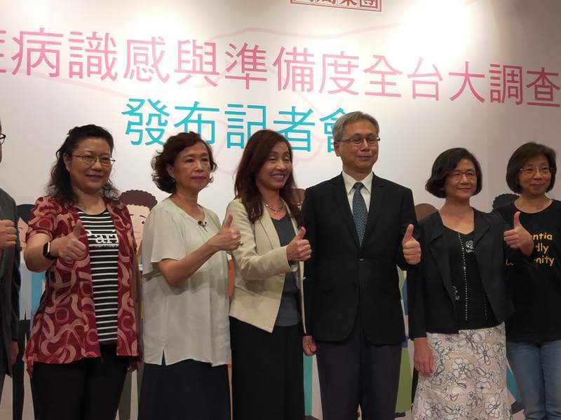 國健署署長王英偉(右三)呼籲民眾,無論幾歲都可能得失智症,需要從健康生活預防。(Photo by 呂翔禾/台灣醒報)