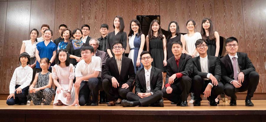 台灣20餘位老、中、青三代鋼琴家於18日出席「向巴赫致敬鋼琴全本作品系列音樂會」記者會。(photo by張元融/台灣醒報)