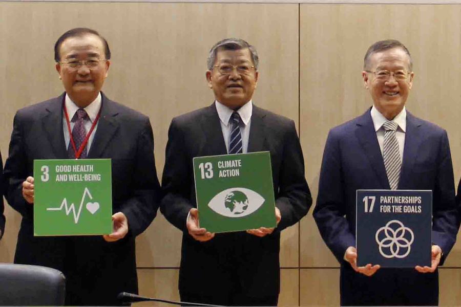 前行政院衛生署署長侯勝茂(左)表示,透過醫療外交可培養年輕人擴展國際視野。(photo by鄭吉峻/台灣醒報)