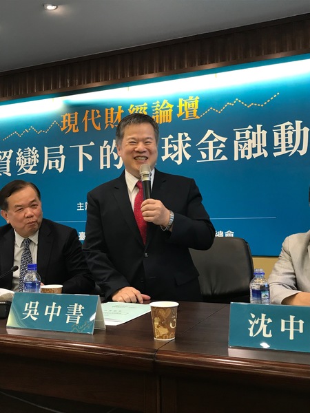 吳中書指出,美國若對中國課徵剩餘3250多億美元商品關稅,這波商品包含筆電、手機等,與台灣產業鏈息息相關,台廠將會首當其衝。(Photo by 吳婉瑜/台灣醒報)