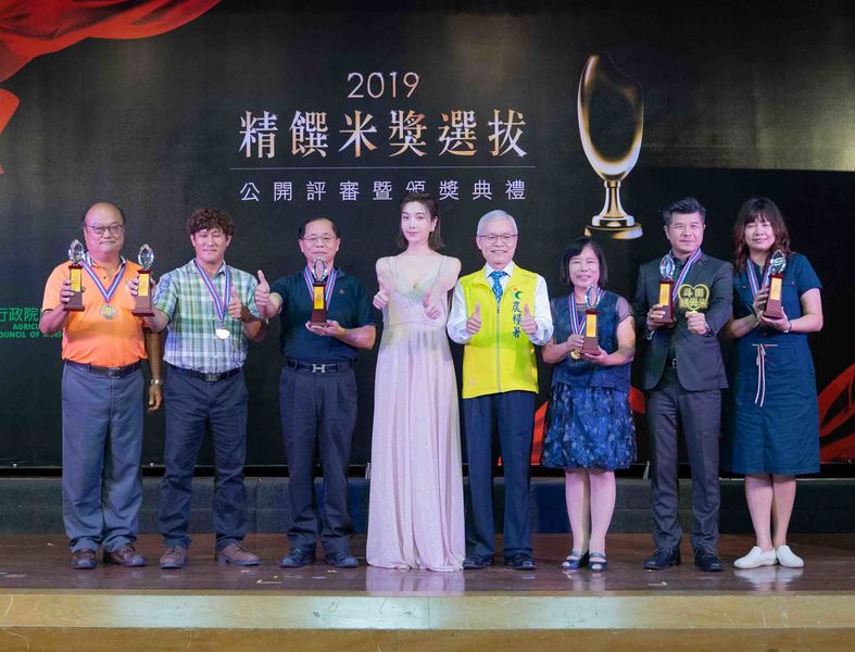 藝人蔡淑臻(左4)與農糧署副署長莊老達(右4)為2019年精饌米獎好米組、有機米組前3名頒獎。(photo by張元融/台灣醒報)
