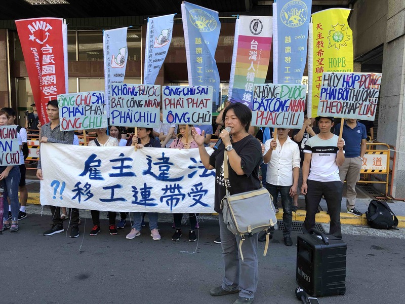 TIWA於1日率領數十名越南移工,包括遭廢聘的當事人阿銀、阮氏捷等人,於勞動部門口召開「雇主違法,移工連帶受罰?」記者會。