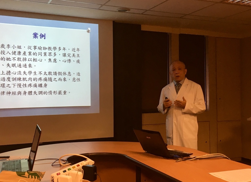 榮新診所的疼痛科醫師梁恆彰介紹自律神經失調案例。(Photo by 王安棣/台灣醒報)