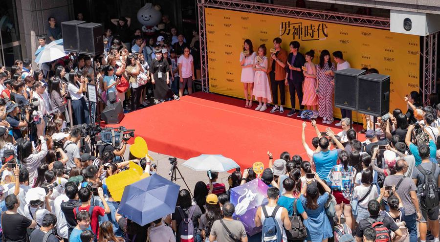 《男神時代》4日於捷運台北101站4號出口外舉辦粉絲見面會,現場數百名粉絲不畏酷暑,熱情相挺。(photo by張元融/台灣醒報)