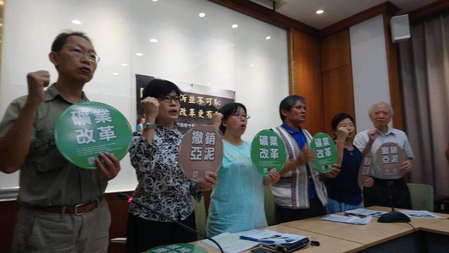 反亞泥、還我傳統領域自救會會長田明正,蔡雅瀅專職律師等人高喊礦業改革,還原住民傳統領域。(photo by林怡均/台灣醒報)
