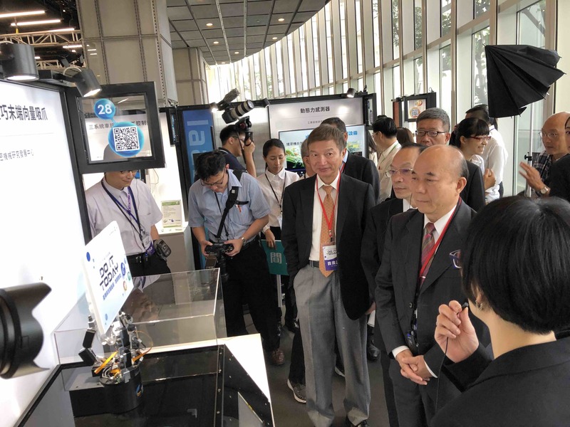 機械公會理事長柯拔希(右1)於6日參觀「DO IT Today產業焦點展–智慧製造」。(photo by張元融/台灣醒報)