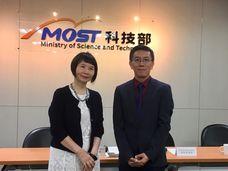 台灣大學教授簡旭伸(右)7日招開研究成果記者會,由科技部人文司司長鄭毓瑜(右)主持。(Photo by 王安棣/台灣醒報)
